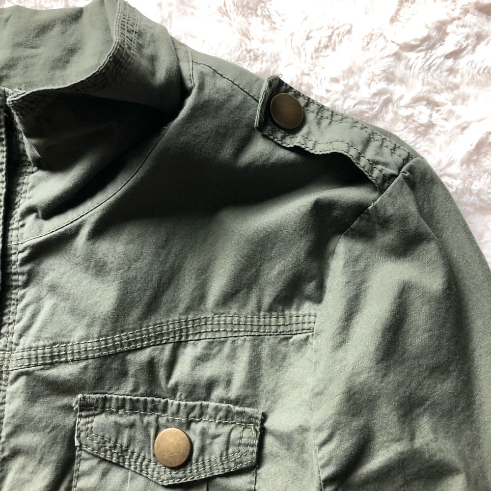 •Lightweight Jacket• - Picture 4 of 8